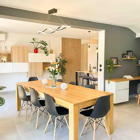 Maison Spacieuse Avec Piscine A