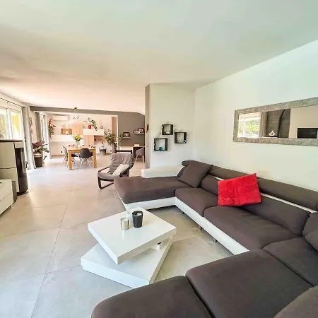 Vila Maison Spacieuse Avec Piscine A