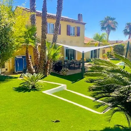 Maison Spacieuse Avec Piscine A Villa