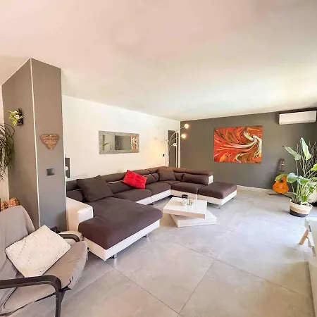 Maison Spacieuse Avec Piscine A Villa *