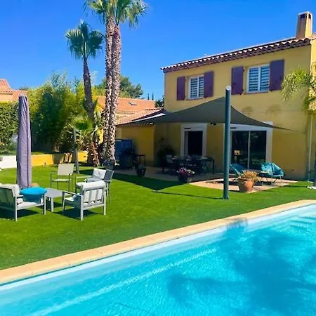 Maison Spacieuse Avec Piscine A Villa