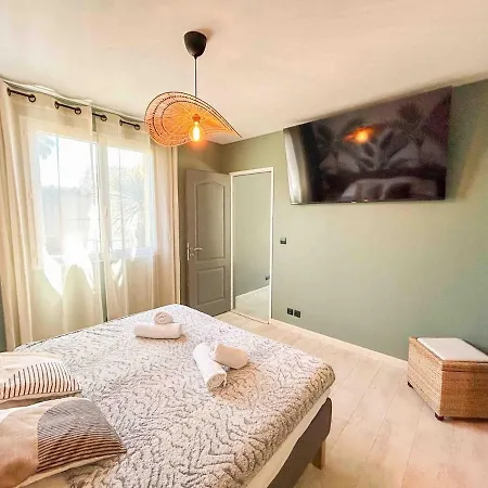 Maison Spacieuse Avec Piscine A