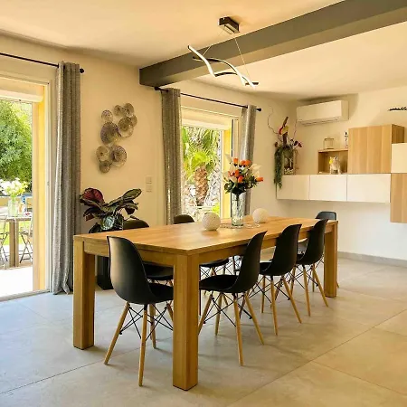 Maison Spacieuse Avec Piscine A Villa *