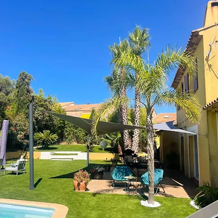Villa Maison Spacieuse Avec Piscine A *